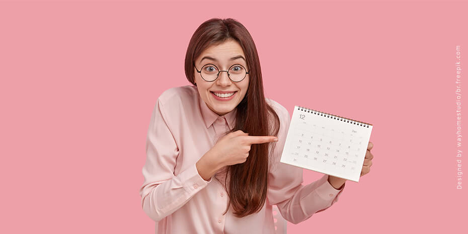 Moça sorridente aprontado para calendário promocional