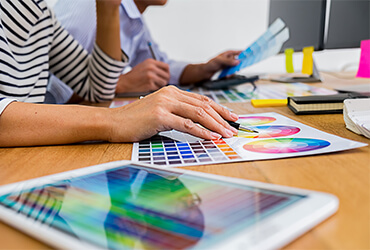 criacao-de-artes-digitais-1 Mão descansa sobre amostras de cor