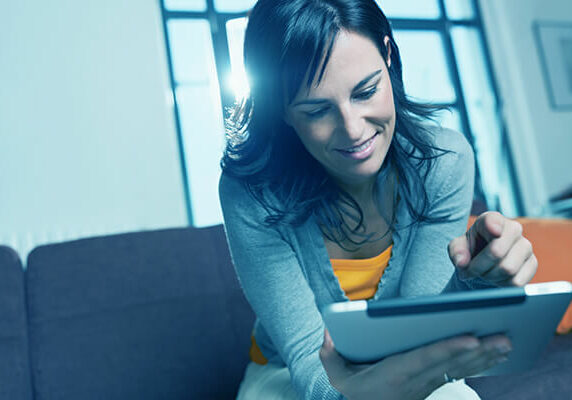 acesse-artigos-1 Mulher lendo tablet com interesse