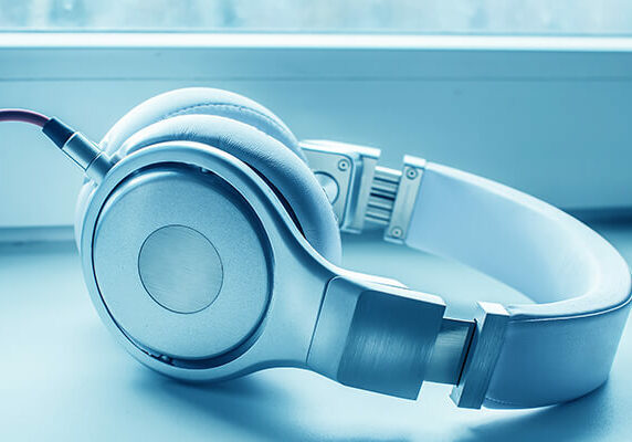 acesse-podcasts Headphones sobre mesa