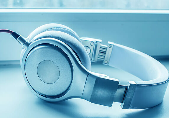 Headphones sobre mesa