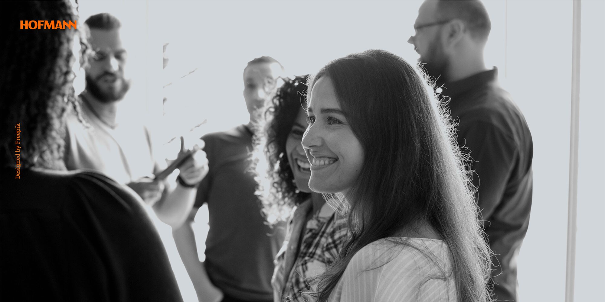 Pessoas conversando em evento de networking