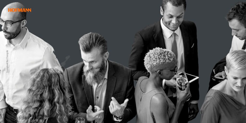 Pessoas conversando em evento de network profissional