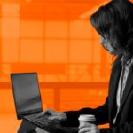 Prepara para networking: mulher com notebook