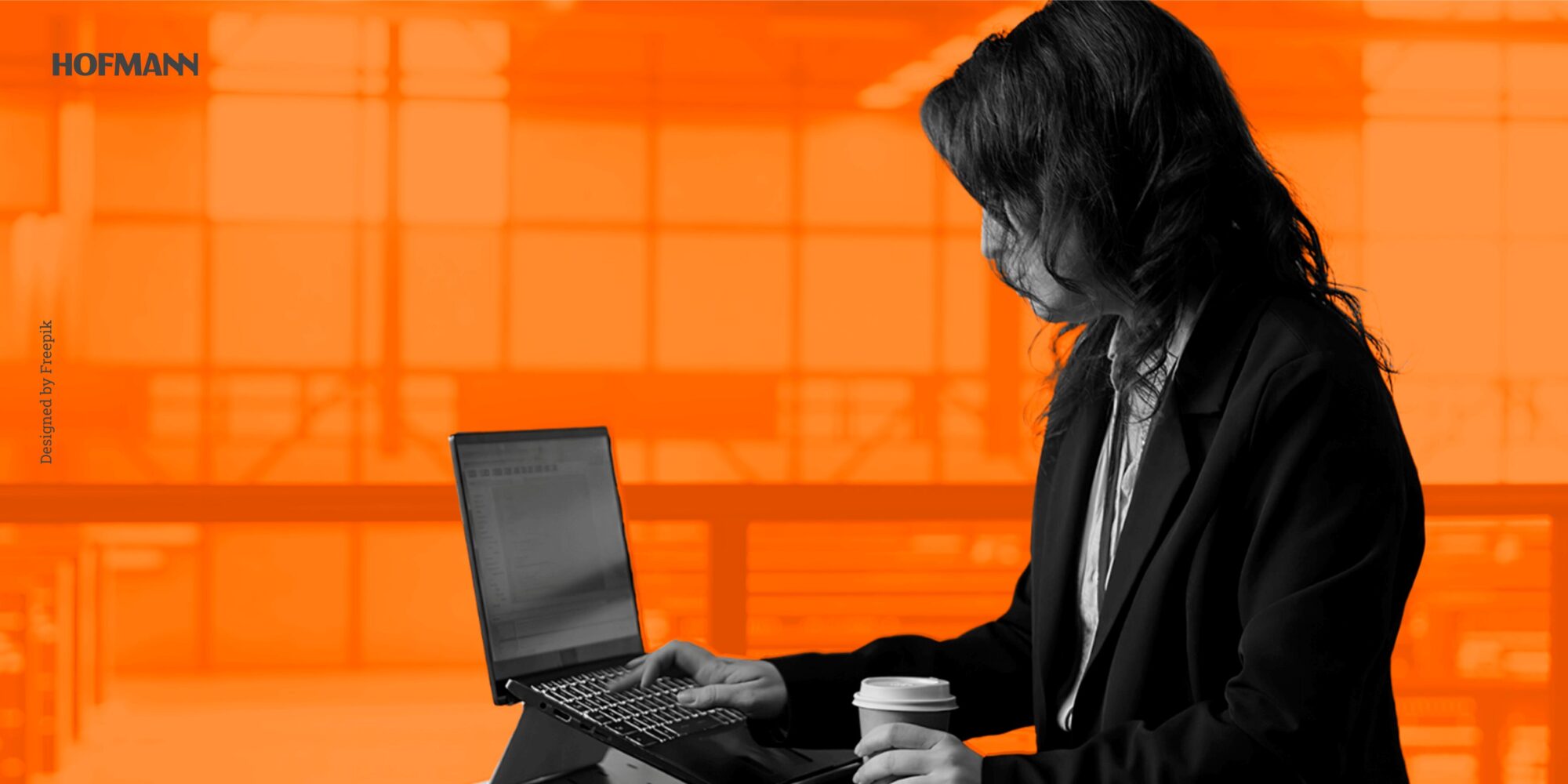 Prepara para networking: mulher com notebook